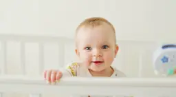 Skok rozwojowy 11 miesiąc: objawy, które mogą zaniepokoić rodziców