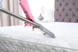 Skuteczne sposoby na usunięcie zapachu moczu z materaca