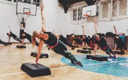 Pilates: Co to jest? Zasady, korzyści i dla kogo jest ten trening?