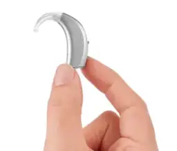 Aparat słuchowy na baterie czy akumulator: co wybrać, aby zaoszczędzić?