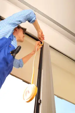 Jak uszczelnić okno na zimę: 5 skutecznych metod i ich koszty