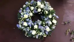 Jak zrobić wieniec na cmentarz, aby uczcić pamięć bliskich