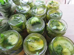 Ogórki z curry i miodem: Pyszna i aromatyczna przekąska