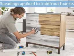 Kobieta przykleja okleinę do mebli, pokazując, jak odkleić okleinę z mebli. Narzędzia i rolka okleiny leżą na dywanie.