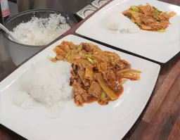 Pyszna wieprzowina na ostro: 5 przepisów, które zaskoczą smakami