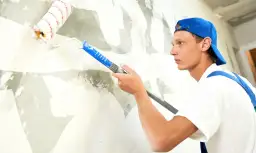 Czy stosować uni grunt przed malowaniem, aby uniknąć problemów z farbą?