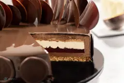 Jak pokroić tort okrągły, aby uzyskać idealne kawałki bez uszkodzeń