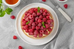 Przepis na ciasto biszkoptowe z malinami, które zachwyci gości