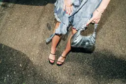 Jakie buty do jasnoszarej sukienki - idealne stylizacje na każdą okazję