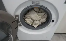 Czy płyn do prania można wlać do bębna? Uniknij zniszczeń ubrań!