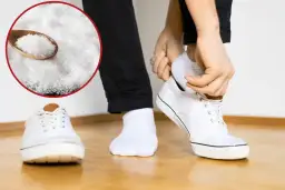 Łyżka sody oczyszczonej i białe trampki, osoba zakłada białą skarpetkę.