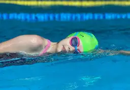 Ile trwa nauka pływania? Realistyczne ramy czasowe dla każdego