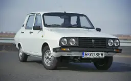 Biała Dacia 1310, samochód z kraju pochodzenia Rumunia, zaparkowana na drodze.