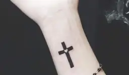 Tatuaż krzyż na nadgarstku znaczenie – odkryj jego głęboką symbolikę