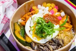 Gdzie zjeść w Łodzi na Piotrkowskiej? Odkryj najlepsze miejsca