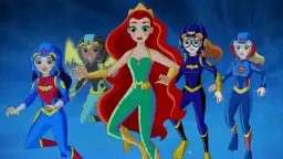 DC Super Hero Girls postacie: Wonder Woman, Aquaman, Batgirl, Supergirl i Bumblebee w akcji pod wodą.