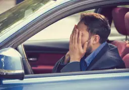 Zwrot auta z salonu: Kiedy rękojmia pozwala odstąpić od umowy?