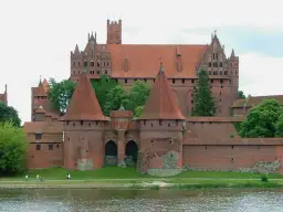 Czy na zamek w Malborku można wejść z psem? Zasady i informacje.