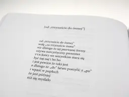 Oda do starości wiersz. Wiersz "od „trzynaście do ósmej”" opisuje, jak łatwo pomylić "do" z "po", co może być pułapką w późniejszym życiu.