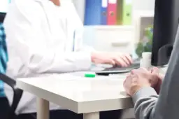 Choroba przed emeryturą: jakie konsekwencje dla pracy i emerytury?