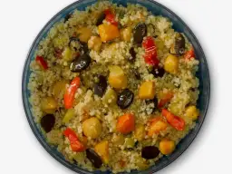 Kuskus z warzywami i ciecierzycą – idealne danie, co jeść po treningu wieczorem. Sycące i zdrowe.