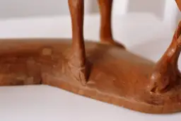 Skuteczne czyszczenie rzeźb drewnianych: uniknij uszkodzeń i zniszczeń