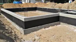 Jakie środki do izolacji fundamentów skutecznie chronią przed wilgocią