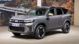 Szary Dacia Bigster z masywnymi zderzakami i relingami dachowymi. Zapowiada się na mocne silniki.