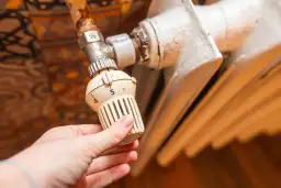 Kiedy rusza ogrzewanie w bloku? Sprawdź, od kiedy grzeją kaloryfery!