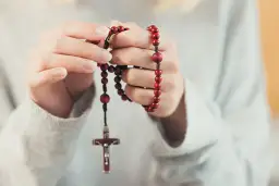 Jak zrobić różaniec dziecku do szkoły z łatwo dostępnych materiałów