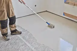 Ile kosztuje worek wylewki samopoziomującej? Zobacz ceny i porady