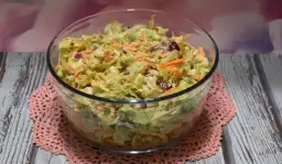 Jaką surówkę do kotletów mielonych wybrać, by zachwycić gości?