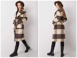 Elegancki płaszcz w kratę z paskiem, w odcieniach brązu i beżu, idealny na jesienne stylizacje.