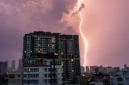 Czy burza w bloku jest groźna? Piorunochrony i ochrona sprzętu