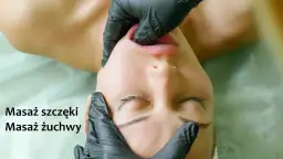 Dłonie w czarnych rękawiczkach masują usta i szczękę kobiety.