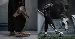 Korki, w jakich gra Mbappé, prezentowane obok piłki i muralu z jego podobizną.