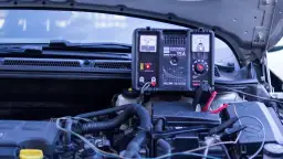 Jaki prostownik do akumulatora EFB wybrać, aby uniknąć problemów?