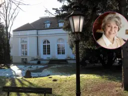 Uśmiechnięta pani z okrągłej ramki, która obecnie mieszka w Skolimowie, na tle zabytkowego budynku i latarni.