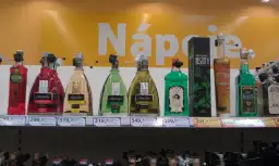 Rząd butelek absyntu na półce. Idealny pomysł, co warto przywieźć z Pragi, to pamiątka w postaci tej mocnej nalewki.