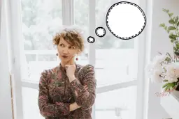 Kobieta z burzą loków zastanawia się nad życiem, szukając inspiracji w powiedzeniach po angielsku.