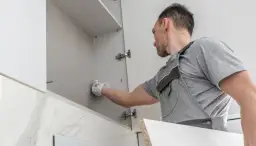 Ile kosztuje zrobienie szafki pod umywalkę? Ceny, które zaskakują