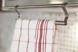 Gdzie trzymać ścierki w kuchni, aby uniknąć bałaganu i zapachów?