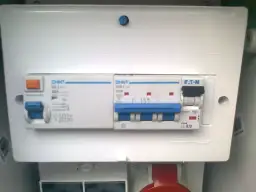 Panel z wyłącznikami i bezpiecznikami, w tym tn-c różnicówka CHINT.