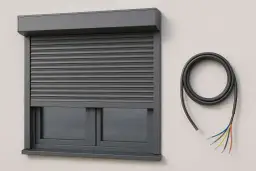 Szara roleta okienna z widocznym kablem z pięcioma przewodami, gotowa do podłączenia.