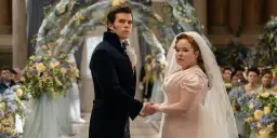 Para młoda, Colin i Penelope, trzymają się za ręce podczas ceremonii. Bridgertonowie sezon 3.