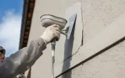 Temperatura tynków wewnętrznych: Jak uniknąć pęknięć i błędów?