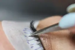 Uczulenie na klej do rzęs: Natychmiastowa pomoc i zapobieganie