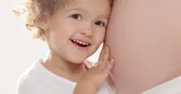 Pierwsze ruchy bliźniąt: Kiedy poczujesz i jak je prawidłowo odczytać?