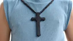 Czy można nosić kolczyki krzyże? Zrozum ich znaczenie i intencje