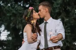 Para jak zostać fotografem ślubnym, całuje się z zimnymi ogniami.